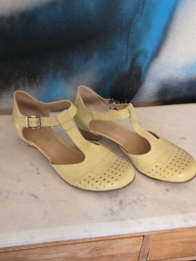 Women's Yellow Leathet T-Strap Low Heel Shoes..Portugal